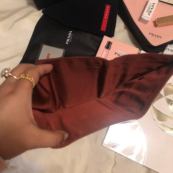 Limited Edition Prada Gift Bundle-Wallet Perfumes Hat Cosmetics Gift Bag and Box - Picture 8 of 13